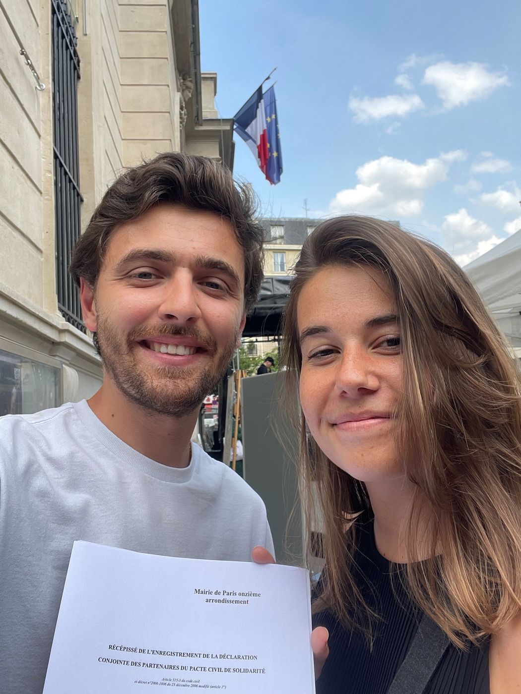 À la sortie de la mairie le jour du PACS